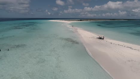 vacaciones familiares en un banco de arena tropical, vista aérea de cayo de agua