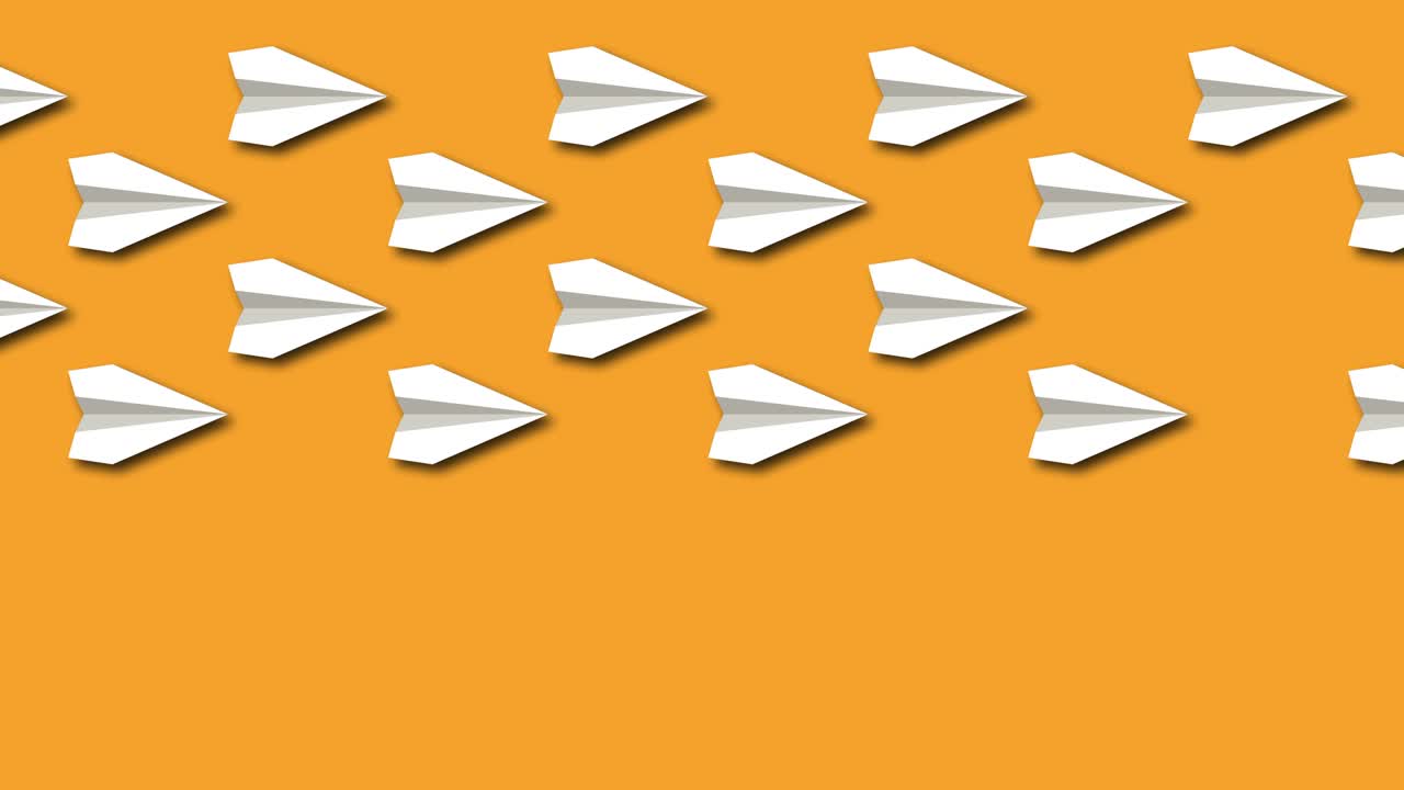 piensa de manera diferente concepto. avión de papel rojo cambia de dirección. fondo amarillo