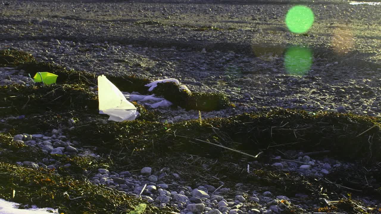 북극해 해변의 플라스틱 쓰레기