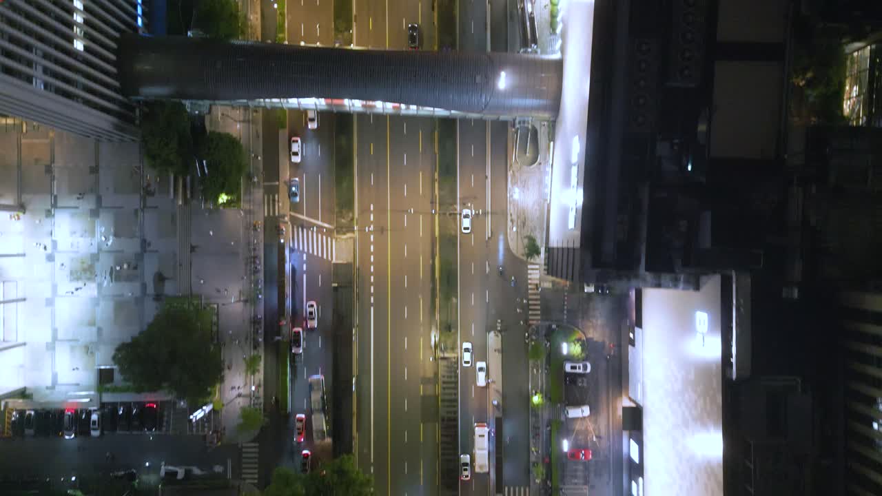 vista aérea de pájaro sobre el tráfico callejero por la noche en hangzhou, provincia de zhejiang, china