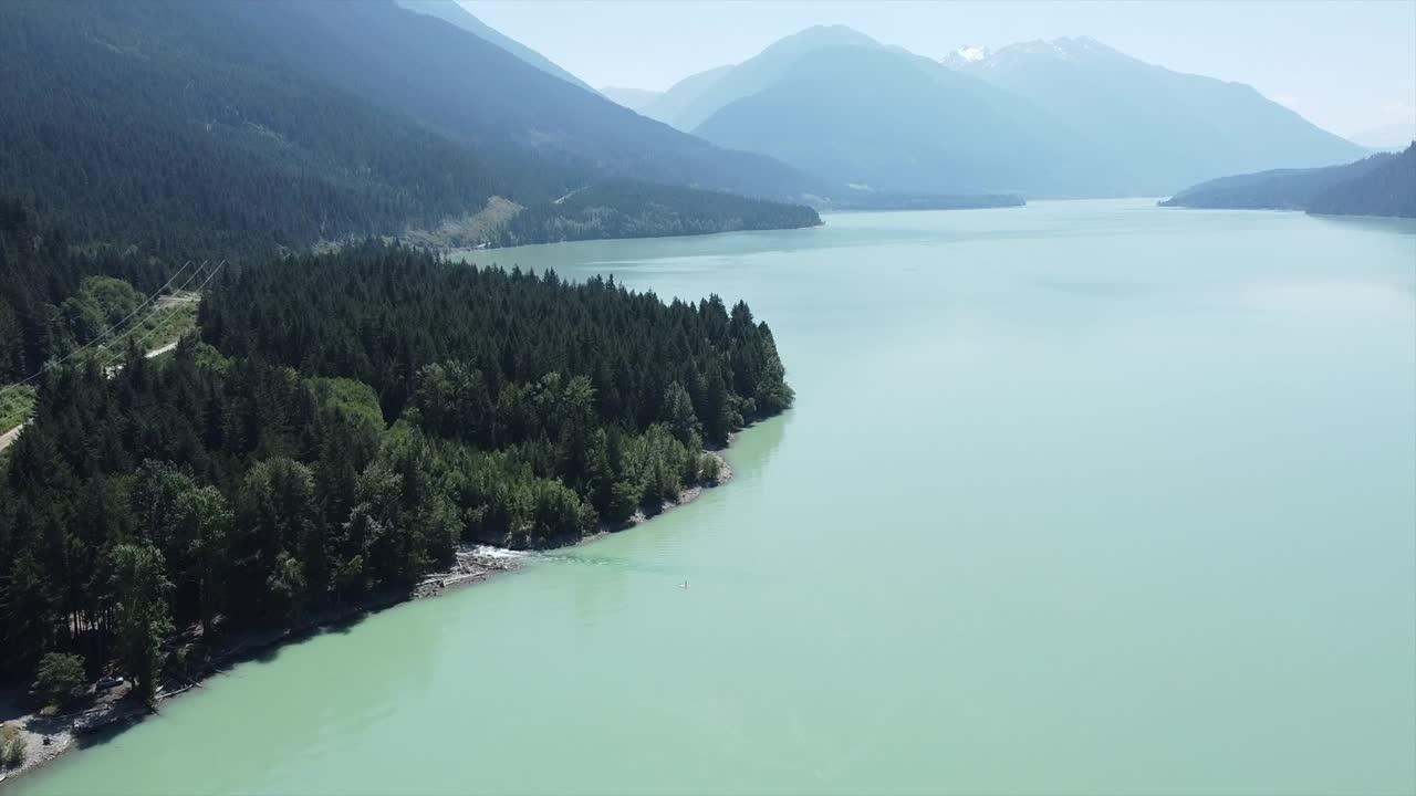 vista aérea del lago lillooet con aguas tranquilas en un día brillante en bc, canadá