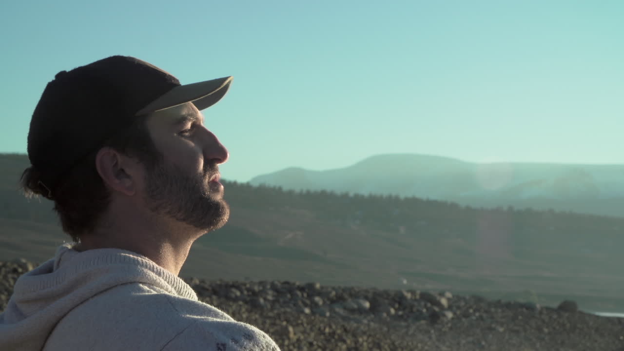 호수에 미끼를 던지는 어부의 클로즈업