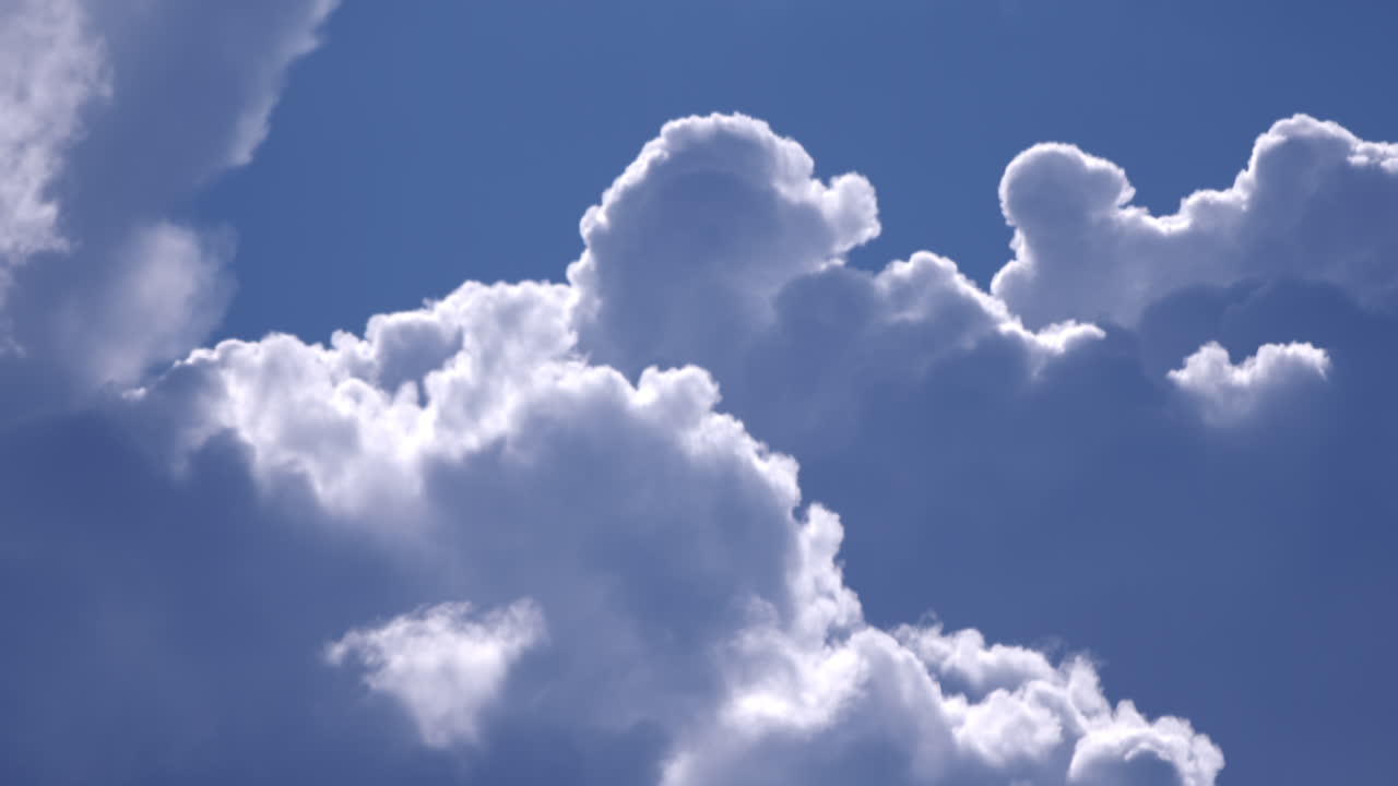 밝은 햇빛 아래 푸른 하늘에 두꺼운 구름