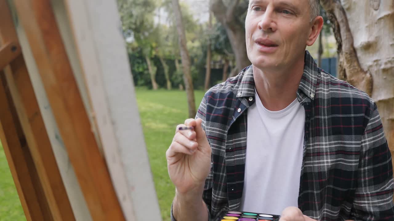 정원 4k에서 캔버스에 그림을 그리는 사람