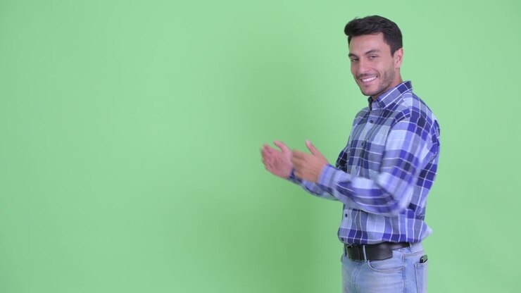 Giovane e affascinante uomo ispanico