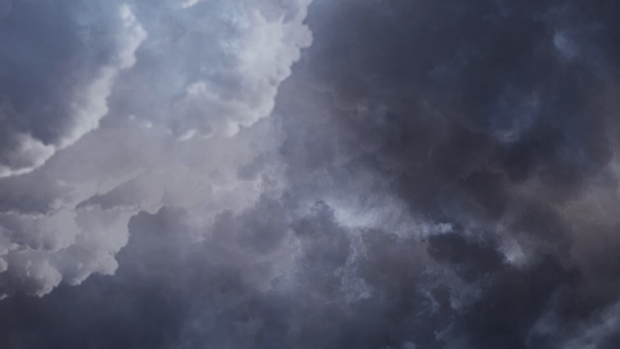 tormenta eléctrica de 4k dentro de nubes oscuras en el cielo