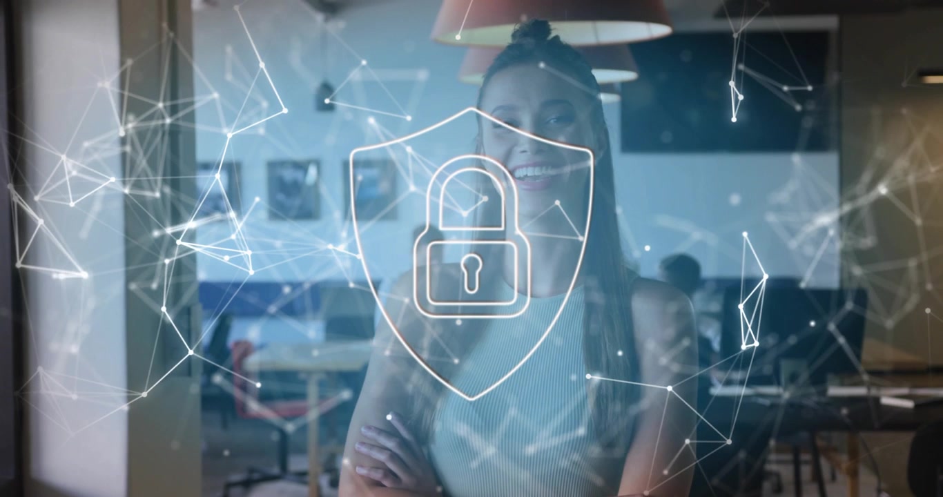 Donna che incrocia le braccia e sorride in un ufficio open space, attivando una rete digitale che forma uno scudo di sicurezza.