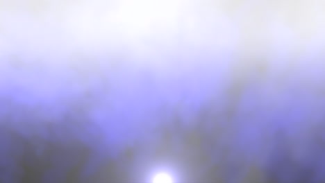 la luz blanca radiante atraviesa el tranquilo cielo azul oscuro.