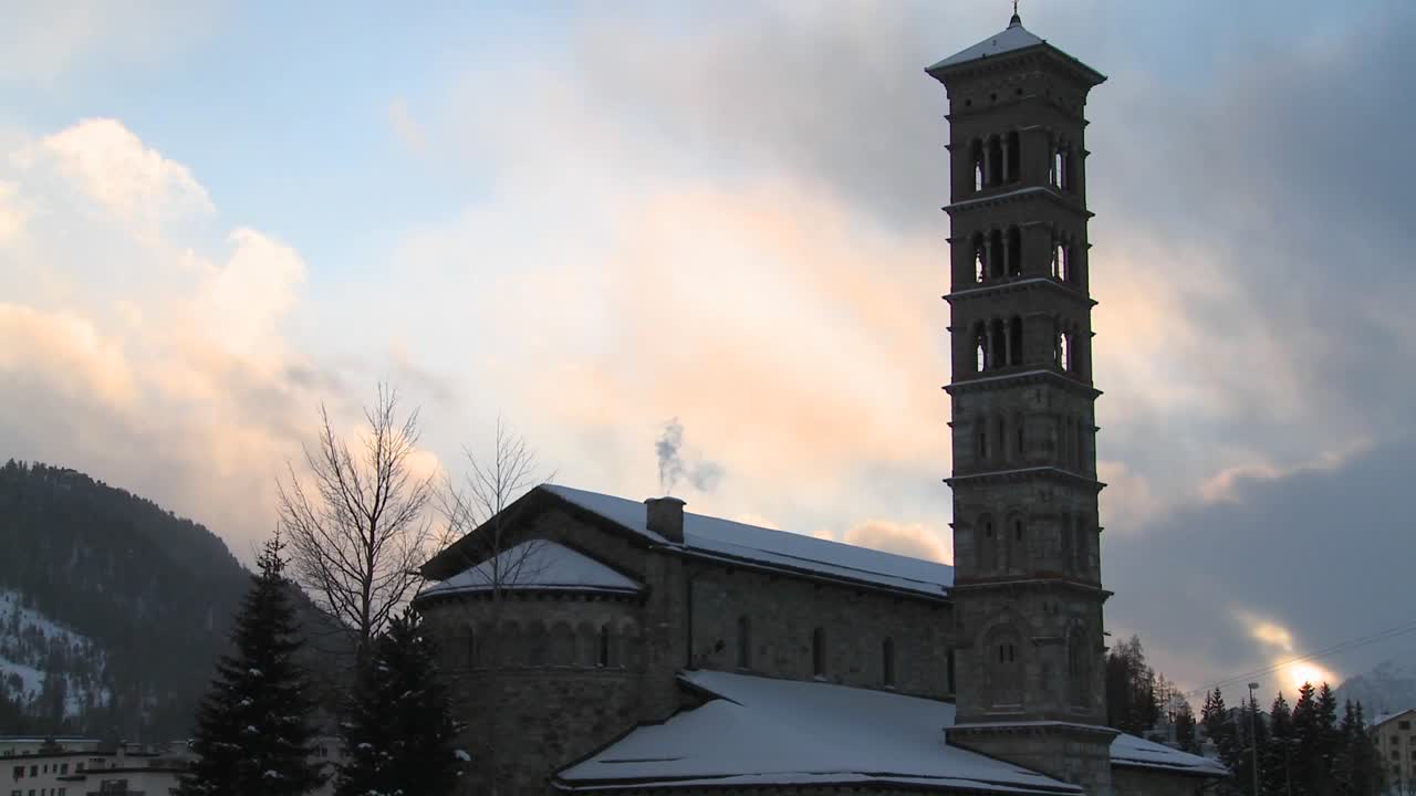 겨울에 큰 첨탑이 있는 교회 1