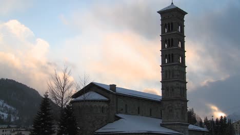 Una-Iglesia-Con-Una-Gran-Aguja-En-El-Invierno-1