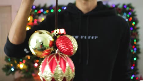 esferas relucientes, es hora de decorar los pasillos para navidad