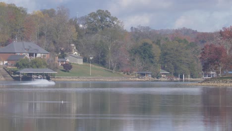 Fischerboot-Rast-In-Zeitlupe-Durch-Flusshäuser