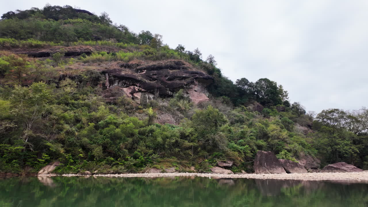 горный пейзаж с рекой и отражением