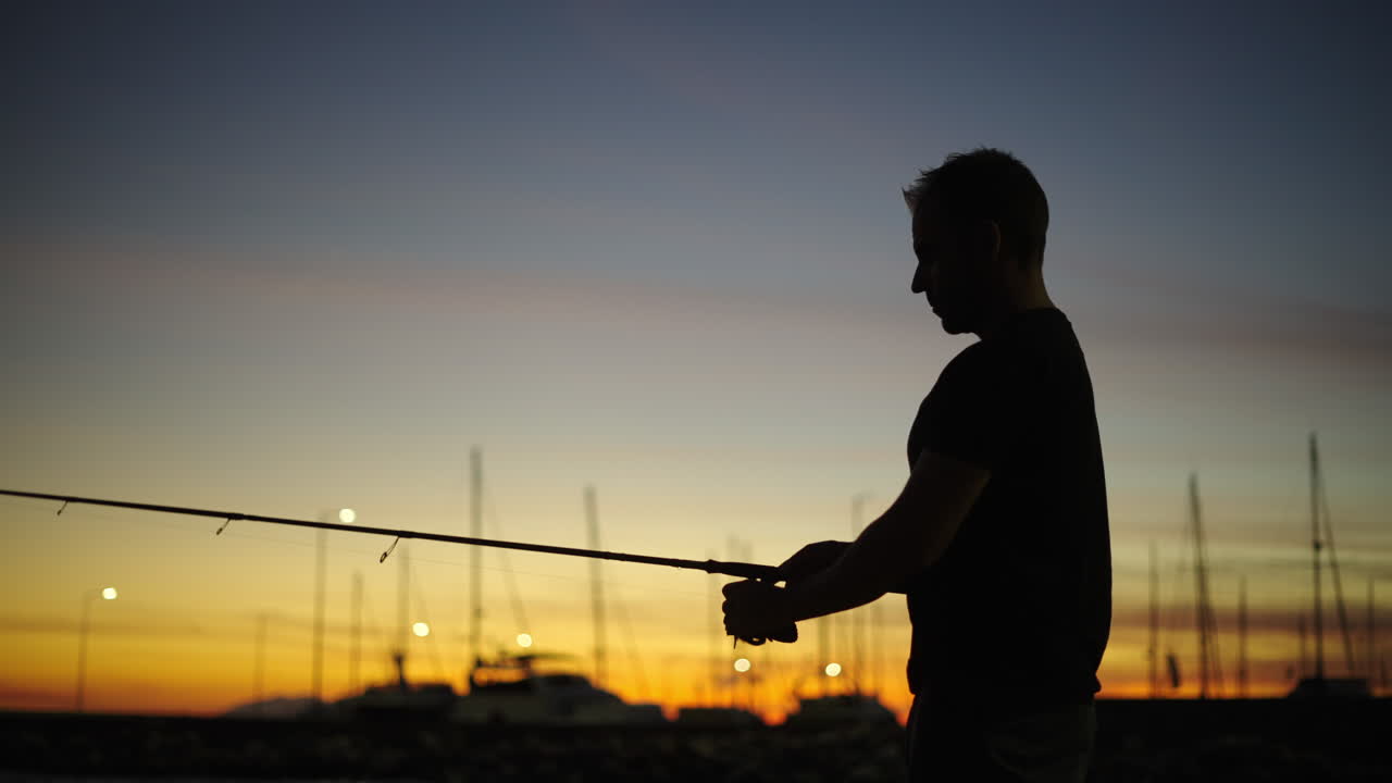 일몰 에 있는 어부 의 실루