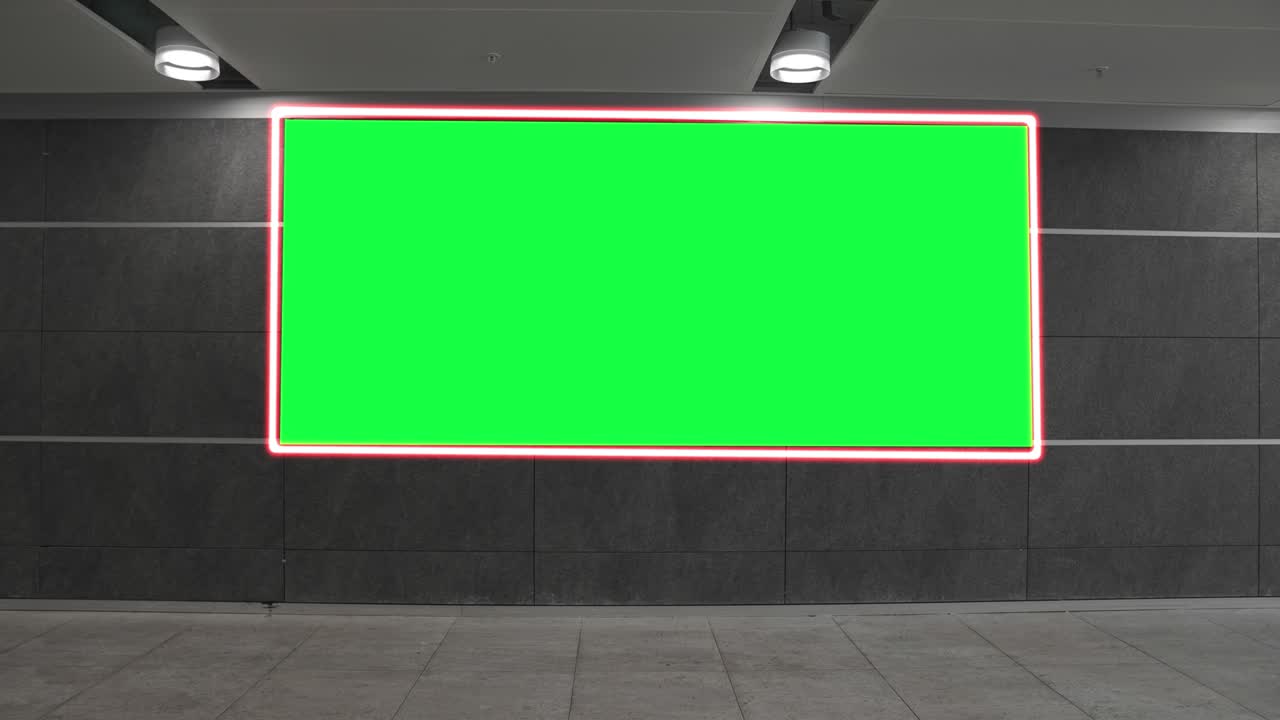 cartel en pantalla ancha vacío con pantalla verde, canal alfa. marco de llave de croma en el pasillo del aeropuerto, gran pancarta para el marketing.