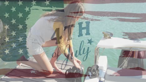 Unabhängigkeitstext-Und-Musterdesign-Der-Amerikanischen-Flagge-Vor-Einer-Kaukasischen-Frau,-Die-Ihr-Boot-Festbindet