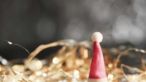 Vídeo-De-Adornos-Navideños,-Sombrero-De-Papá-Noel-Y-Espacio-Para-Copiar-Sobre-Fondo-De-Luces-De-Colores