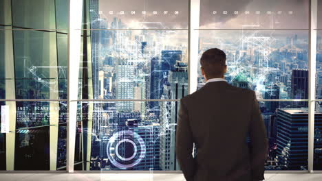 hombre de negocios mirando texto y gráfico generados digitalmente en la ventana de la oficina