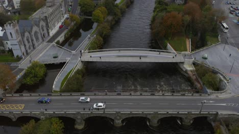 Einspielung-Der-Hauptverkehrszeit-In-Galway-Mit-Fußgängern-Und-Verkehr