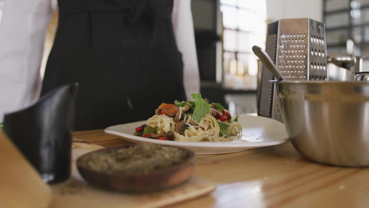 chef che mostra il suo piatto