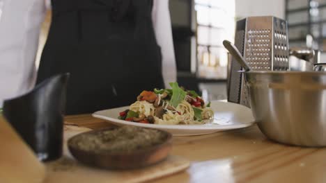 chef che mostra il suo piatto
