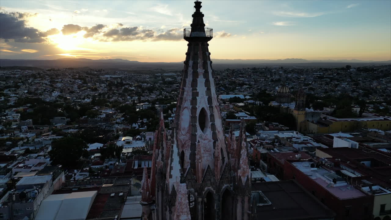 близко над более высокой точкой традиционной церкви в сан-мигуэль-де-альенде, мексика