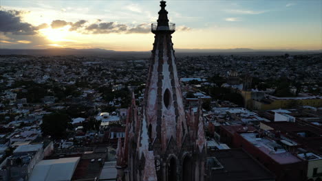 cerca sobre el punto más alto de una iglesia tradicional en san miguel de allende, méxico