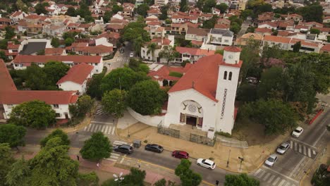 toma aérea del establecimiento de la iglesia de san juan bautista en buenos aires durante un día nublado