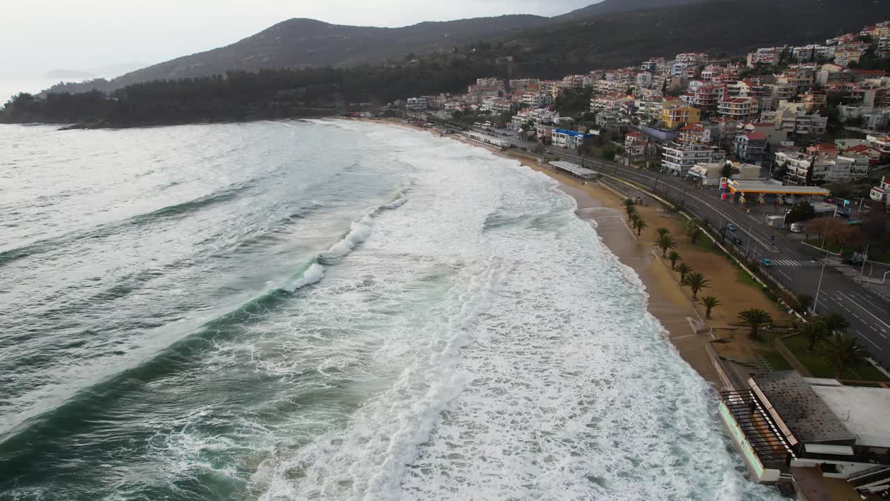 Toma aérea de retirada de la playa Kalamitsa, olas marinas con fuertes vientos en la costa de Kavala, vista panorámica