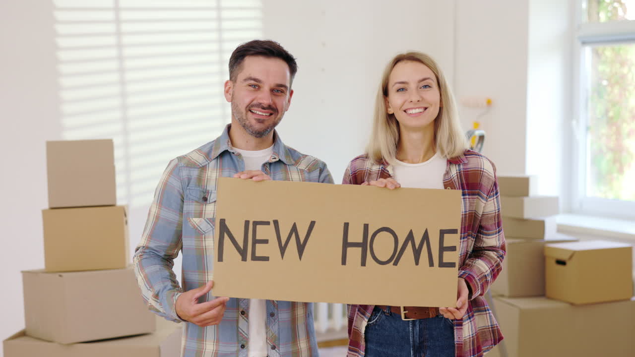 pareja feliz en su nuevo hogar