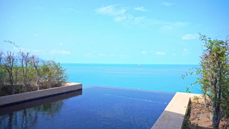 Ein-Infinity-Pool-Des-Resorts-Blickt-Auf-Das-Meer