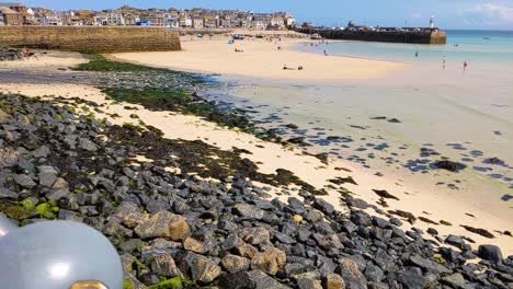 Strand-Von-St.-Ives-In-Zeitlupe-Mit-Hafenmauern-Und-Menschen