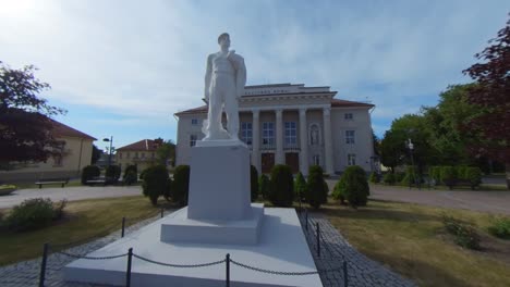 el palacio de la cultura y la escultura de un trabajador en naujoji akmene, lituania