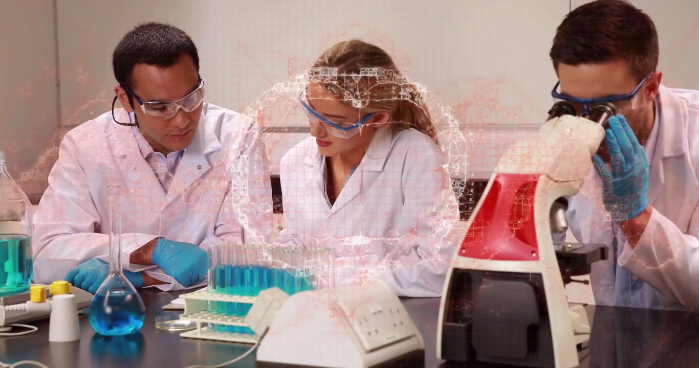 Scienziato di laboratorio che pipetta una provetta dopo l'apparizione di una grafica di rete molecolare per osservare la reazione.