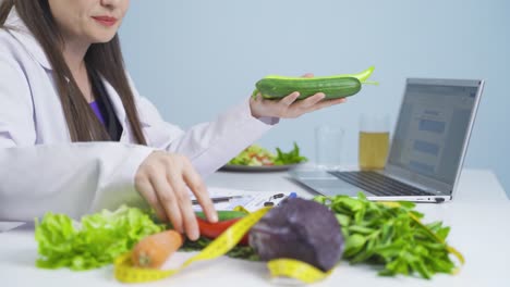 A-dietitian-who-prepares-a-nutrition-program-with-vegetables.