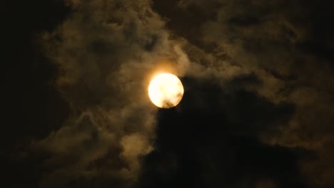 puesta de sol con nubes oscuras moviéndose frente al sol