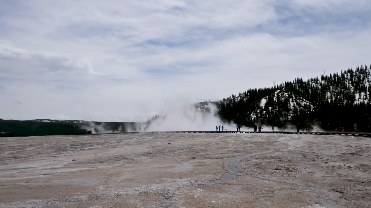 gente caminando alrededor de la gran primavera prismática, piedra amarilla