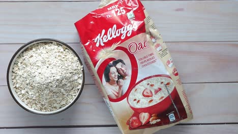 la avena de kellogg y un cuenco de avena