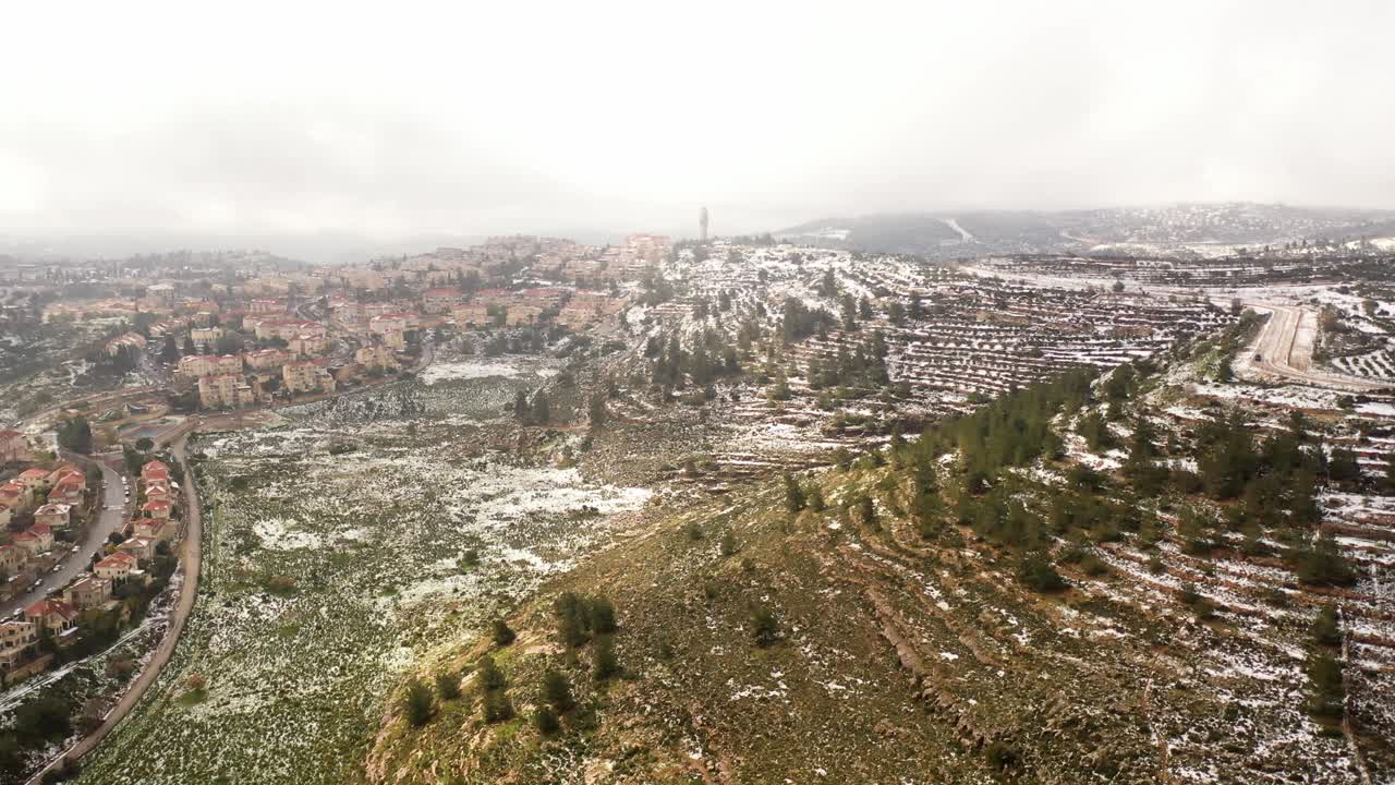 pueblo de montaña nevado