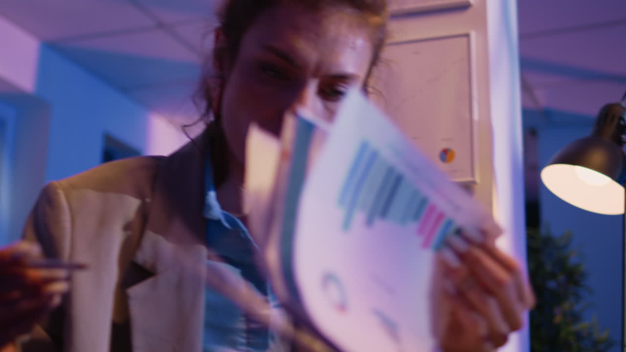 mujer de negocios trabajando hasta tarde en la oficina