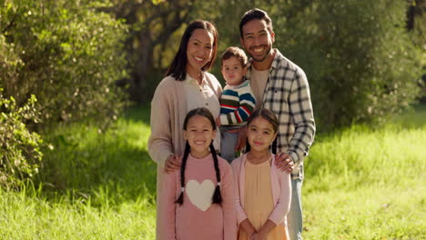 familia, cara y sonrisa en el parque de vacaciones