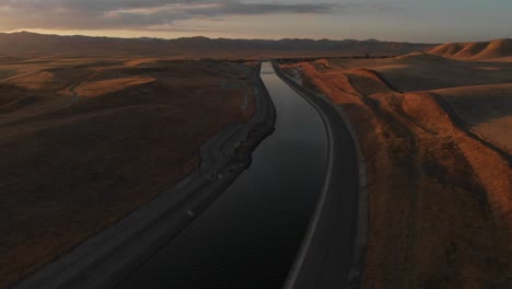 Vista-Aérea-De-La-Hora-Dorada-De-Un-Canal-De-Agua-En-El-Sur-De-California