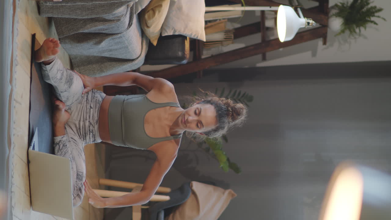 mujer haciendo yoga en casa