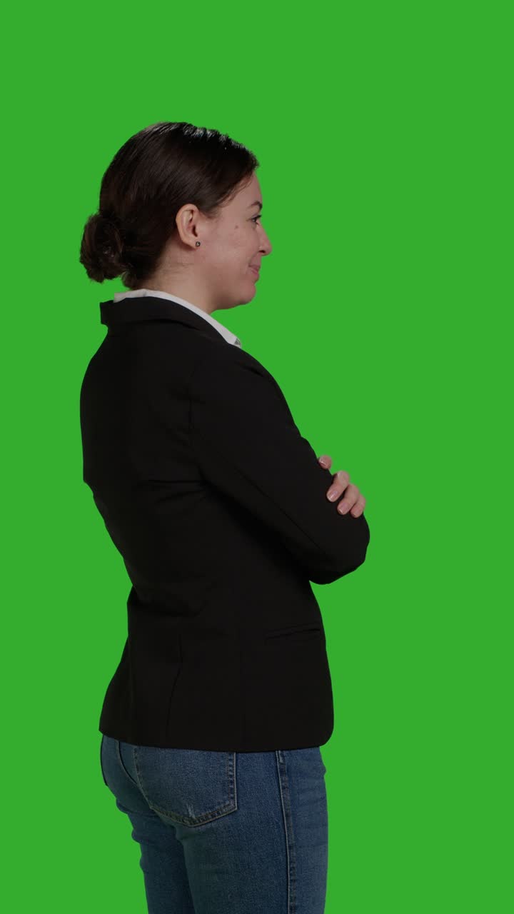 Video verticale: primo piano laterale di una manager che indossa un abito da ufficio