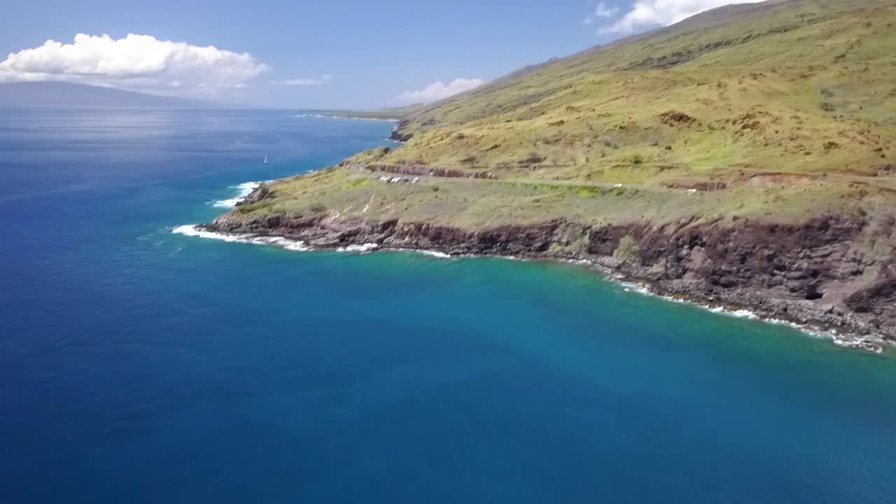 drone de la costa de la isla tropical con coches