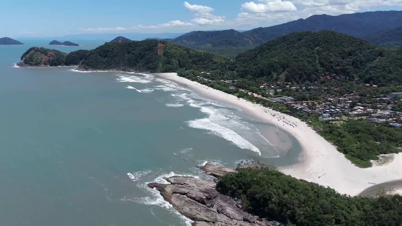 Praia de Camburi e foz de um rio perto da praia de Camburizinho em São Sebastião, estado de São Paulo, Brasil. Vista aérea