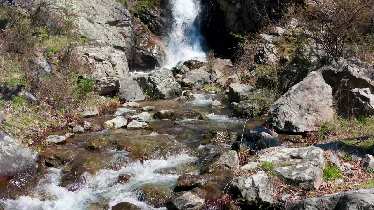 revelación lenta de una hermosa cascada rodeada de rocas