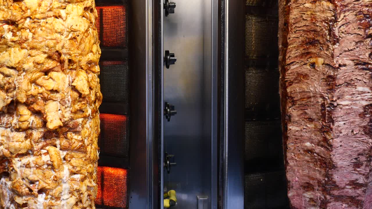 primer plano de dos saliva de carne shawarma cocinando