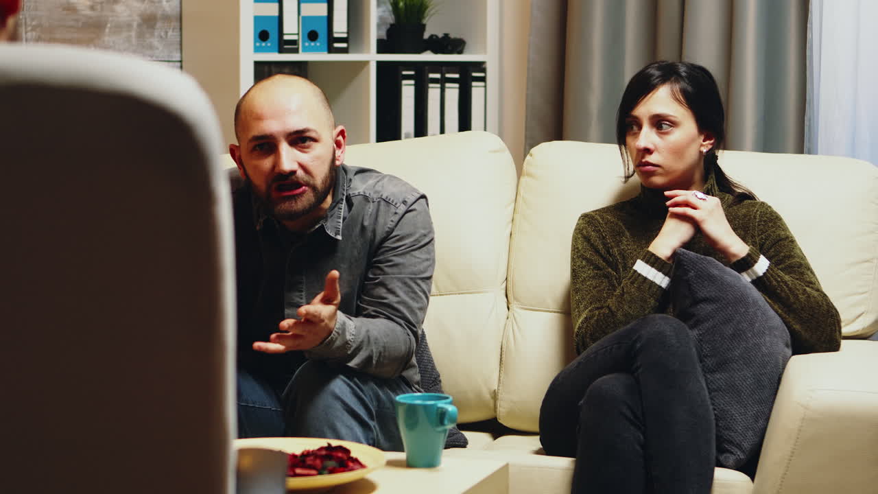 부부 치료에서 남편과 함께 불행한 젊은 여성