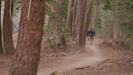 Zwei-Mountainbiker-Rasen-Auf-Einem-Waldweg-1